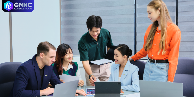 Nhân sự làm việc online hỗ trợ vận hành hệ thống GMNC